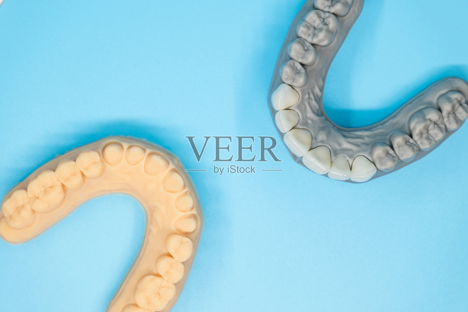 剃光牙齿模型vs新牙齿模型照片摄影图片