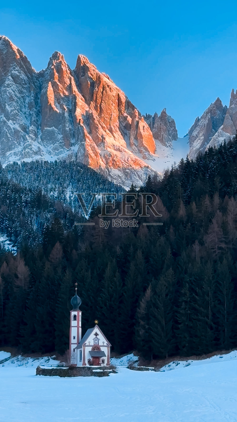 冬季景观白云石阿尔卑斯山圣马达莱纳村瓦尔迪富内斯山谷南蒂罗尔意大利。照片摄影图片