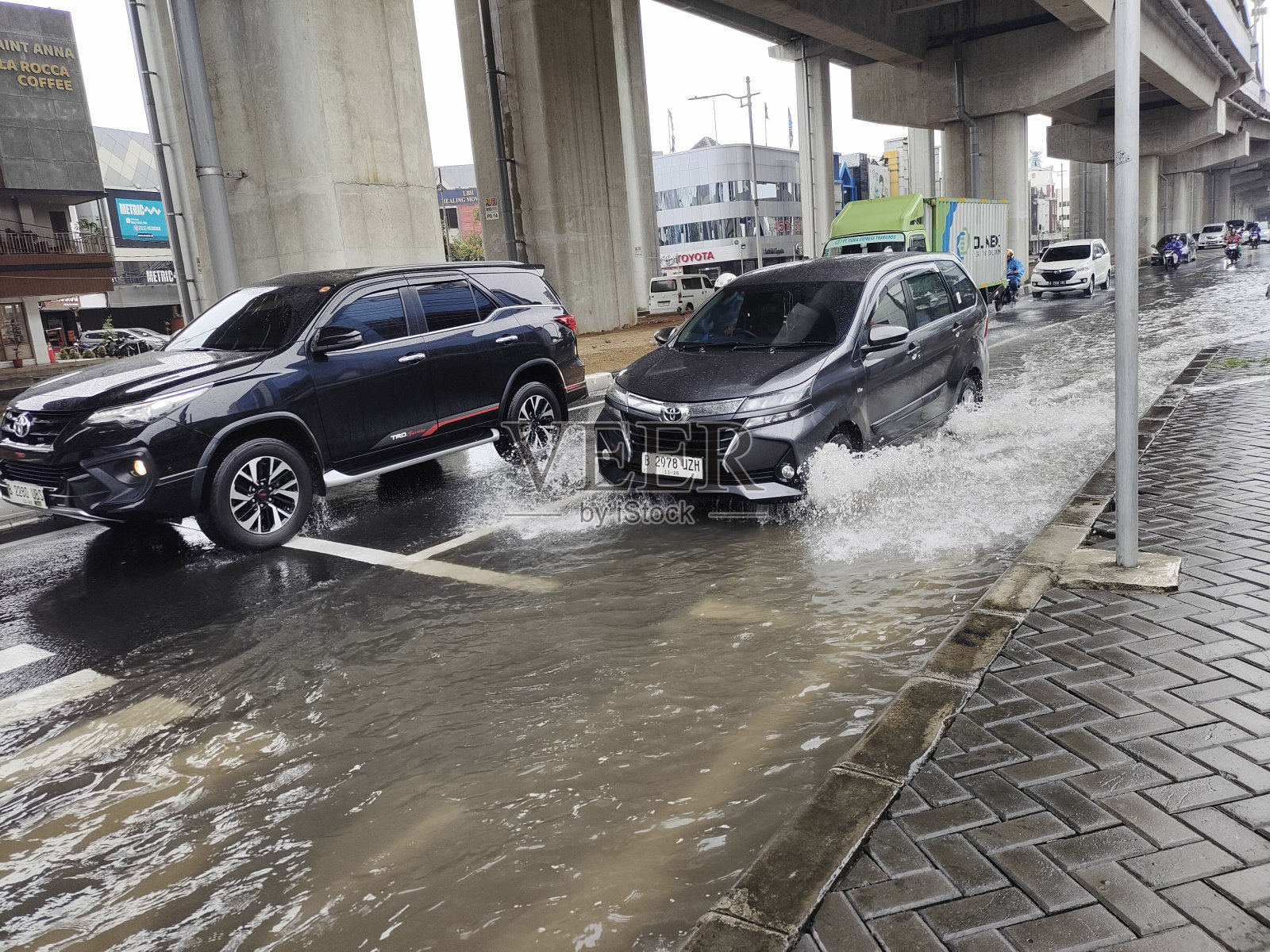 雅加达道路被洪水淹没。照片摄影图片
