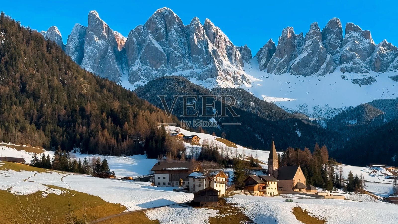 春季景观白云石阿尔卑斯山圣马达莱纳村瓦尔迪富内斯山谷南蒂罗尔意大利照片摄影图片