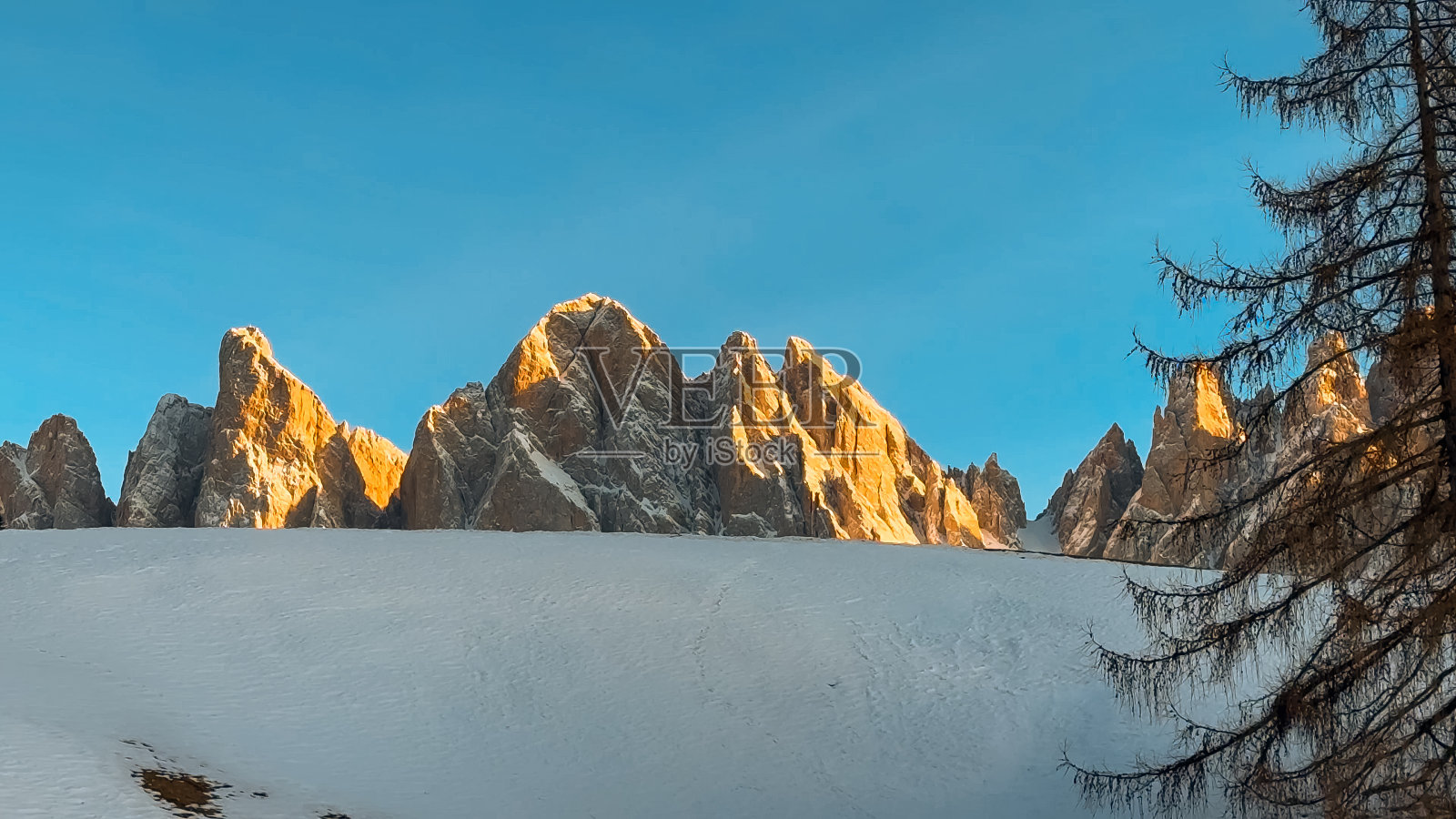 春季景观白云石阿尔卑斯山圣马达莱纳村瓦尔迪富内斯山谷南蒂罗尔意大利。照片摄影图片