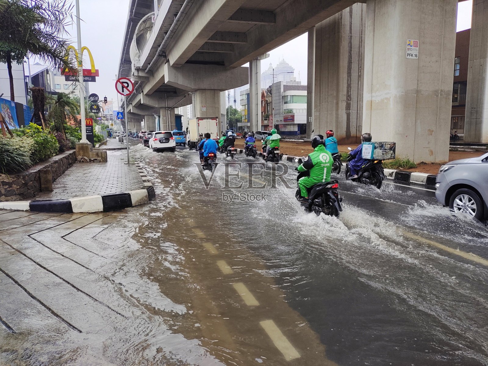雅加达道路被洪水淹没。照片摄影图片