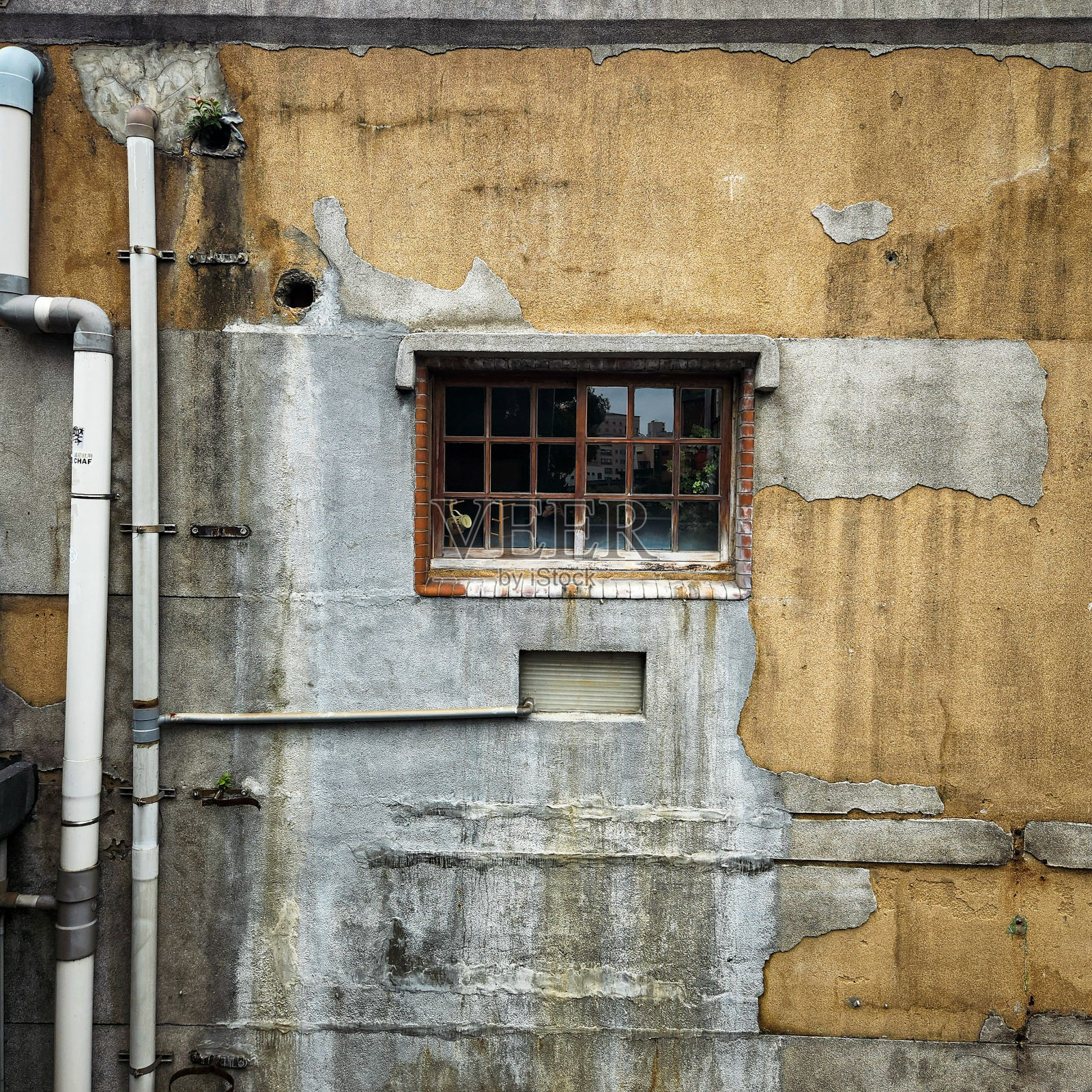 台湾台北华山创意园的一幢老建筑内的墙。照片摄影图片