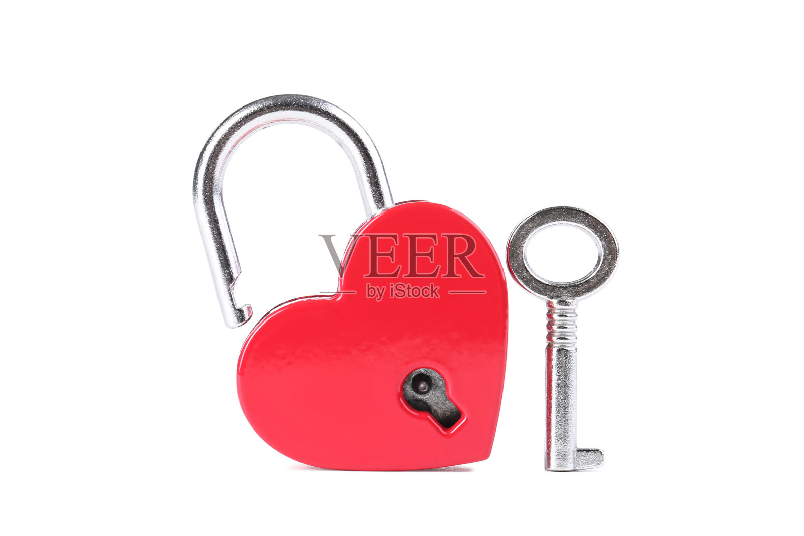 情人节心形挂锁与钥匙隔离在白色背景照片摄影图片