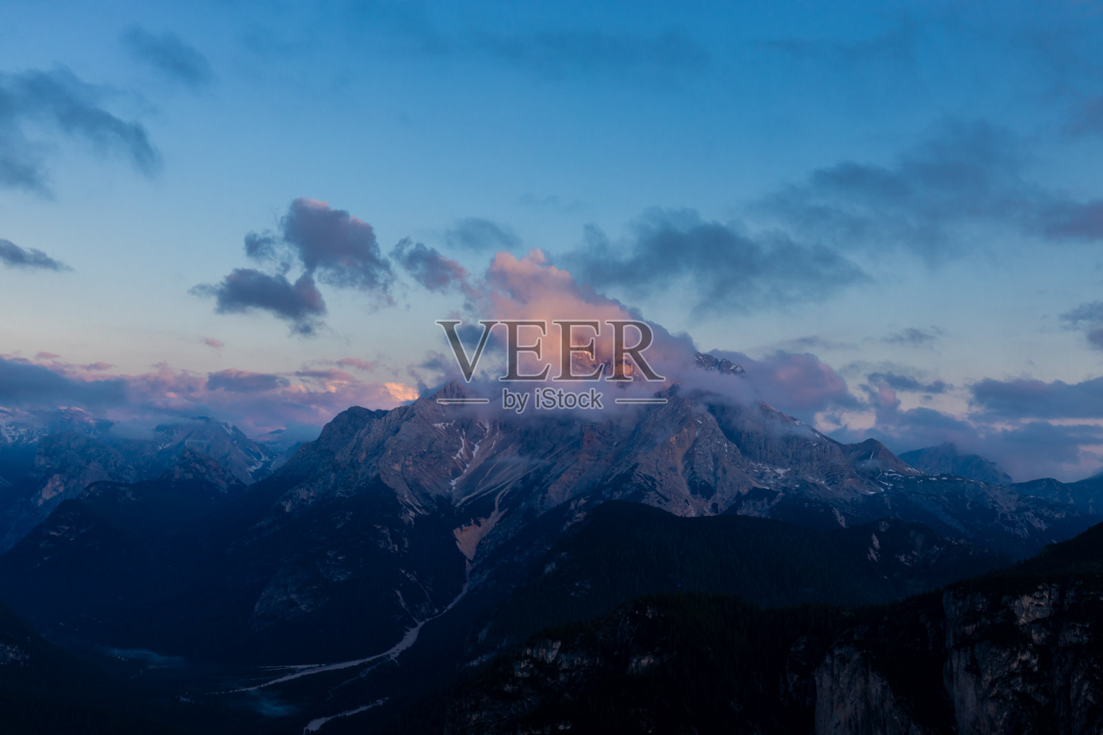 夏季多洛米蒂阿尔卑斯山风景优美。意大利的白云石山脉照片摄影图片