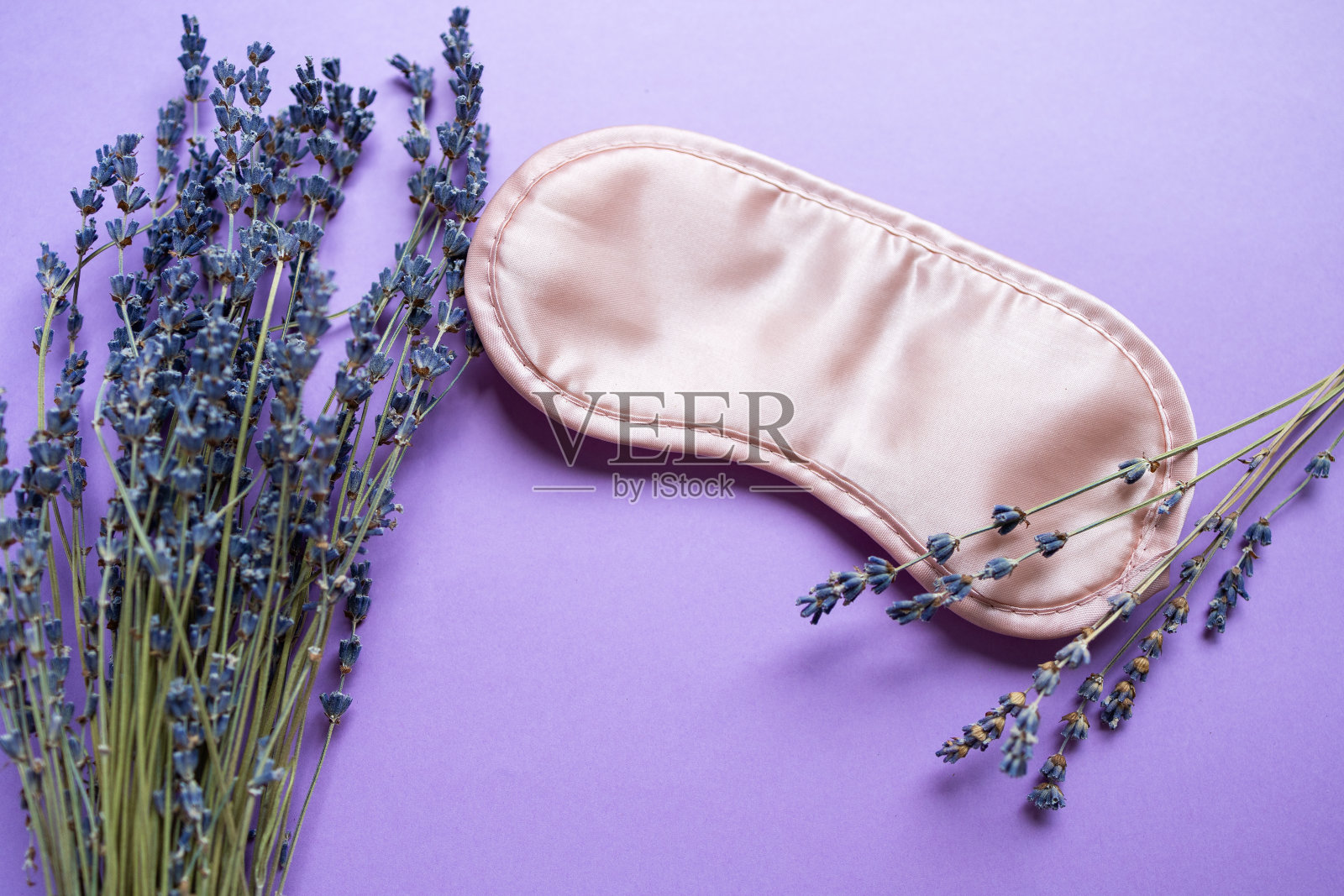 健康睡眠概念。用睡眠面膜和薰衣草花放松身体。照片摄影图片