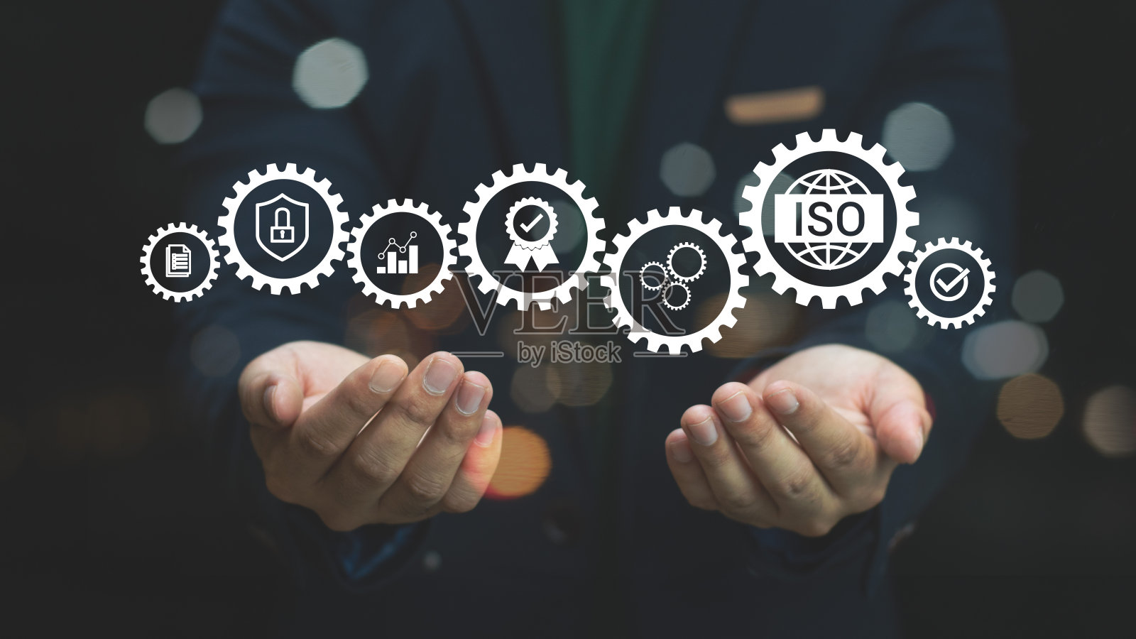 ISO标准质量控制、保证和保修经营的技术理念。商人使用笔记本电脑与质量保证和文件图标的ISO照片摄影图片