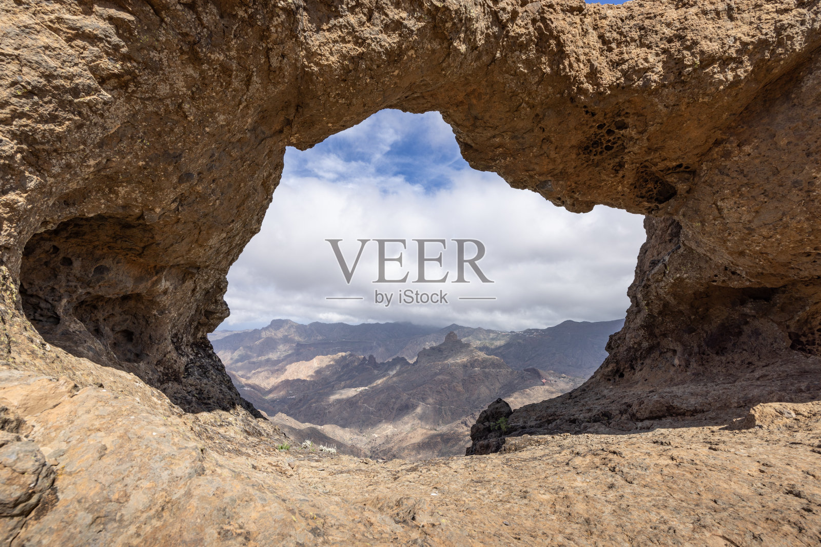 西班牙大加那利，Ventana del Bentayga岩层(Bentayga之窗)和Roque Bentayga峰的后面。照片摄影图片