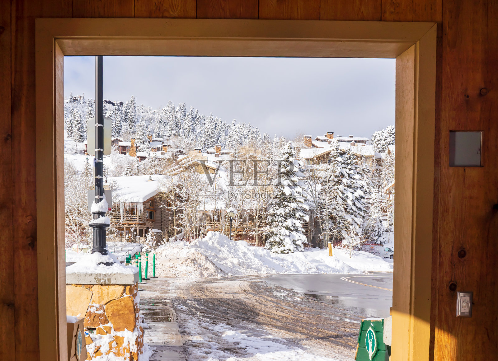 木门外美丽的冬日风景。背景是一个木制框架照片摄影图片