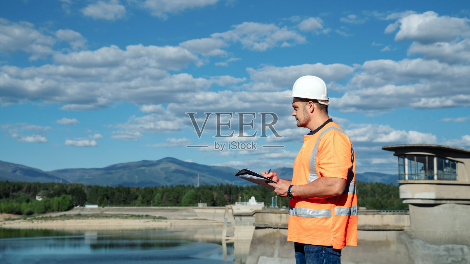 环境检查员检查干坝照片摄影图片