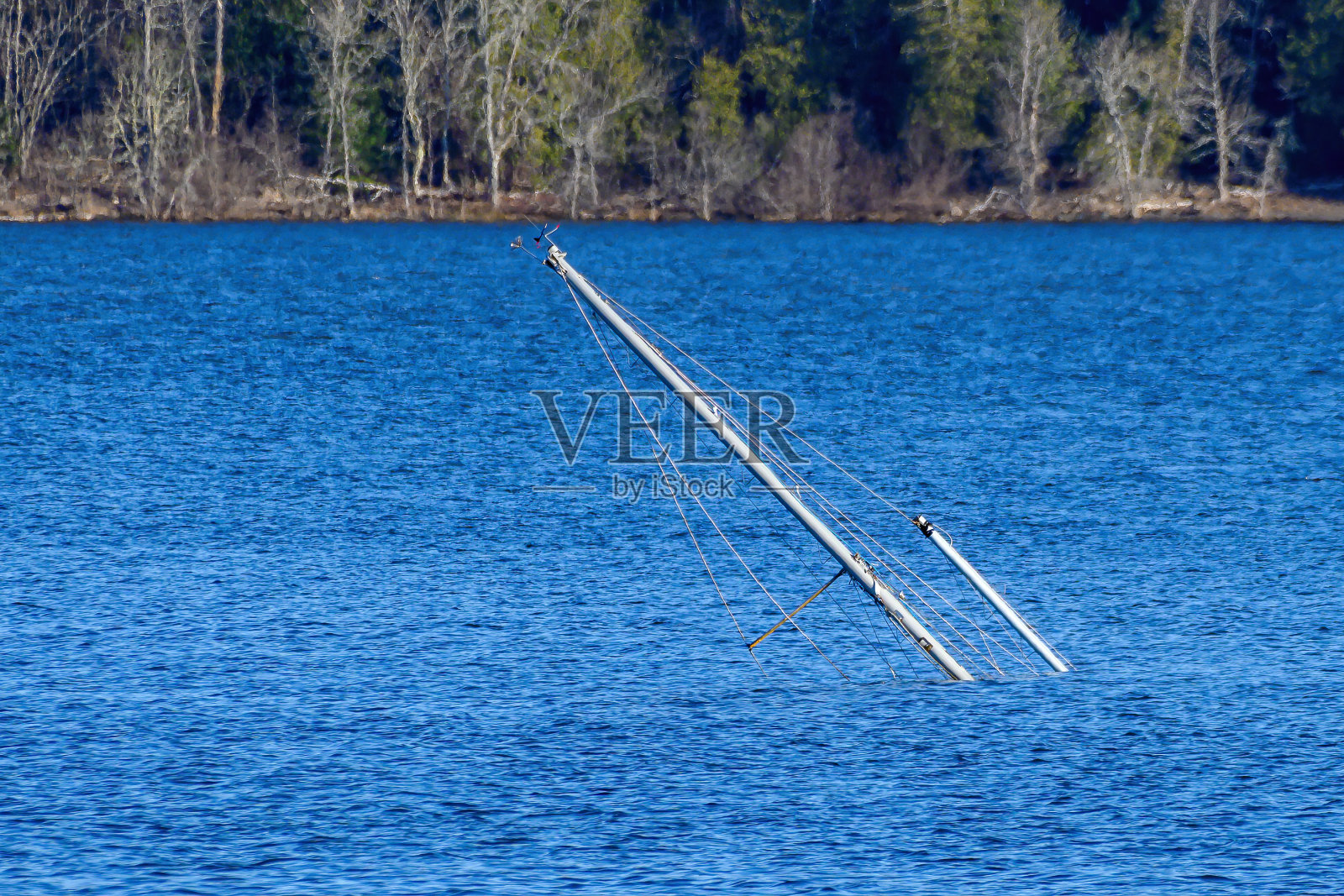 沉没帆船的桅杆照片摄影图片