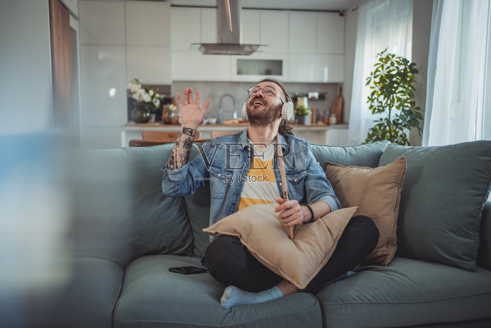 我喜欢听音乐，打鼓，甚至当我只是在打鼓的时候，我想象鼓声就在那里照片摄影图片