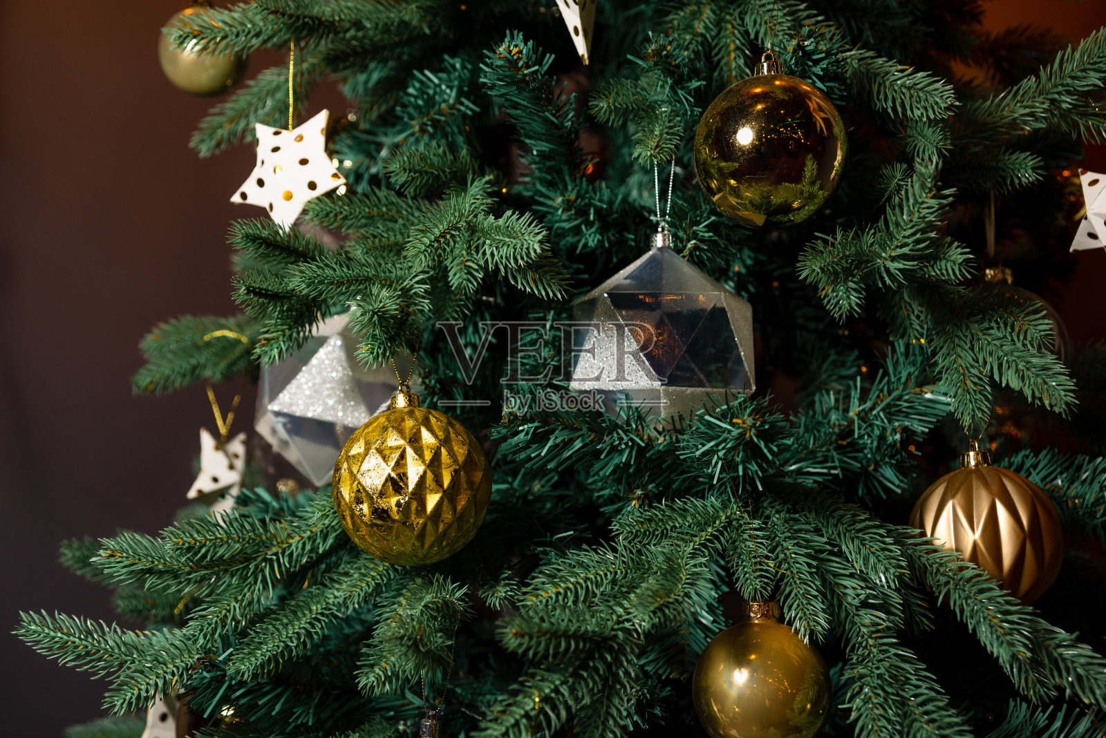 有金银装饰的圣诞树照片摄影图片