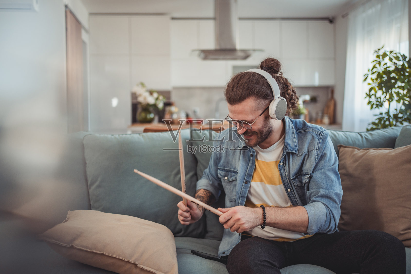 我喜欢听音乐，打鼓，甚至当我只是在打鼓的时候，我想象鼓声就在那里照片摄影图片