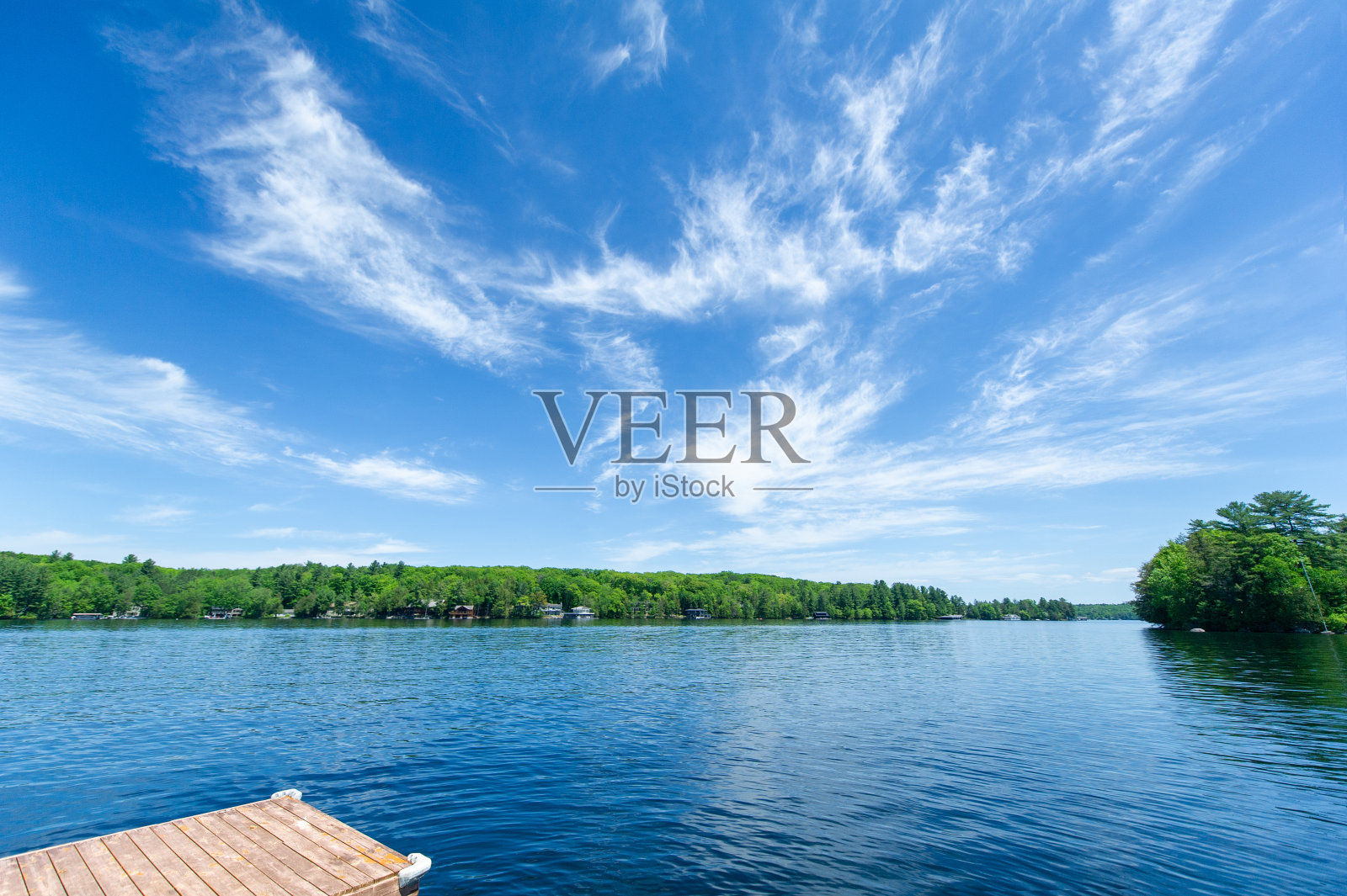 马斯科卡湖畔风光与木码头照片摄影图片