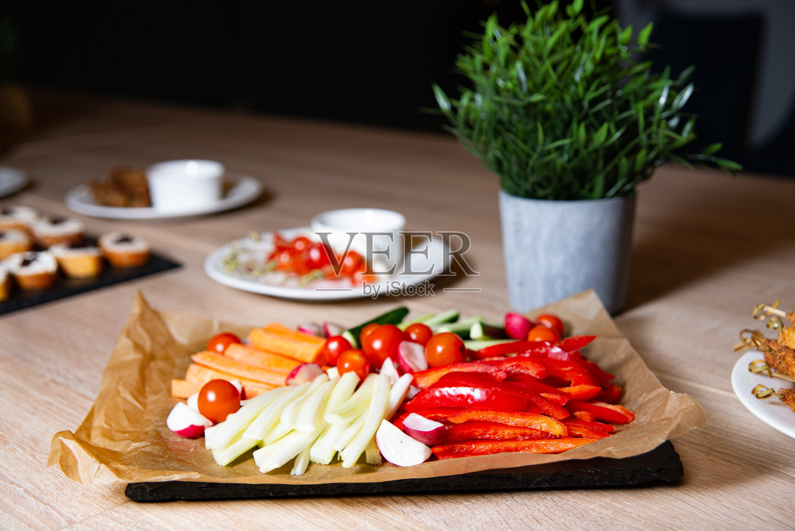 木桌上五颜六色的蔬菜沙拉拼盘照片摄影图片