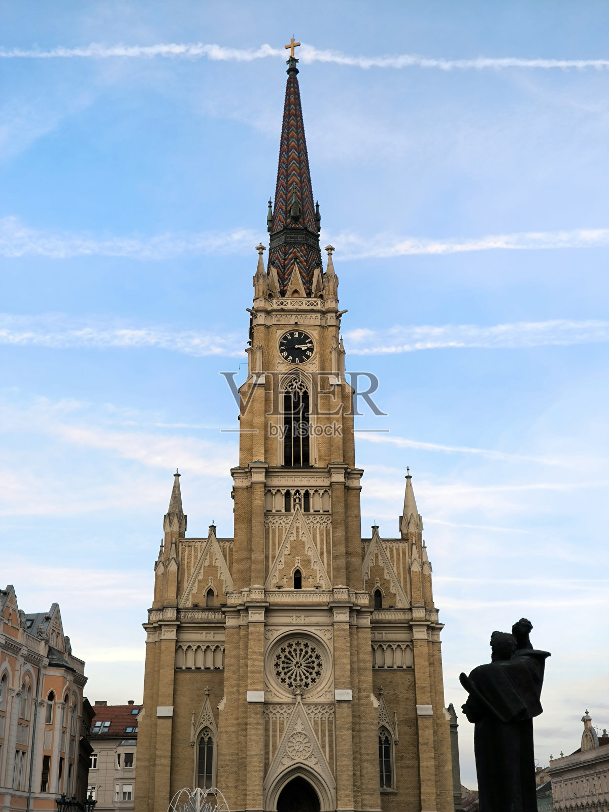 塞尔维亚诺维萨德的圣母教堂照片摄影图片