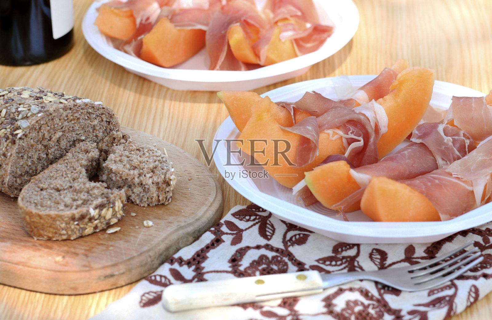 生火腿配甜瓜片。照片摄影图片