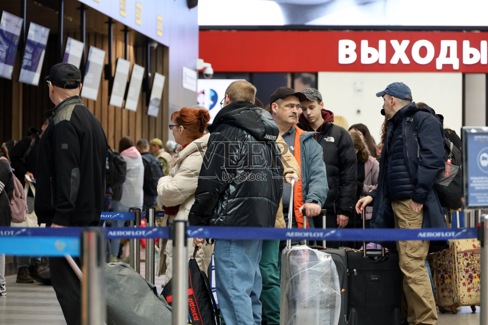 旅客在谢列梅捷沃机场排队登记照片摄影图片