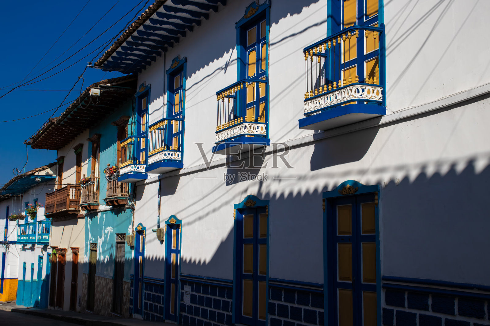 位于哥伦比亚卡尔达斯省萨拉米纳遗产镇的历史中心，房屋的精美外观照片摄影图片