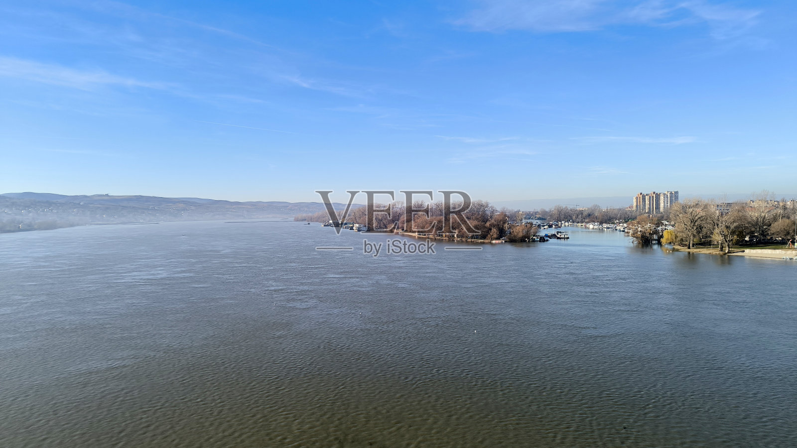 诺维萨德多瑙河沿岸的景观照片摄影图片