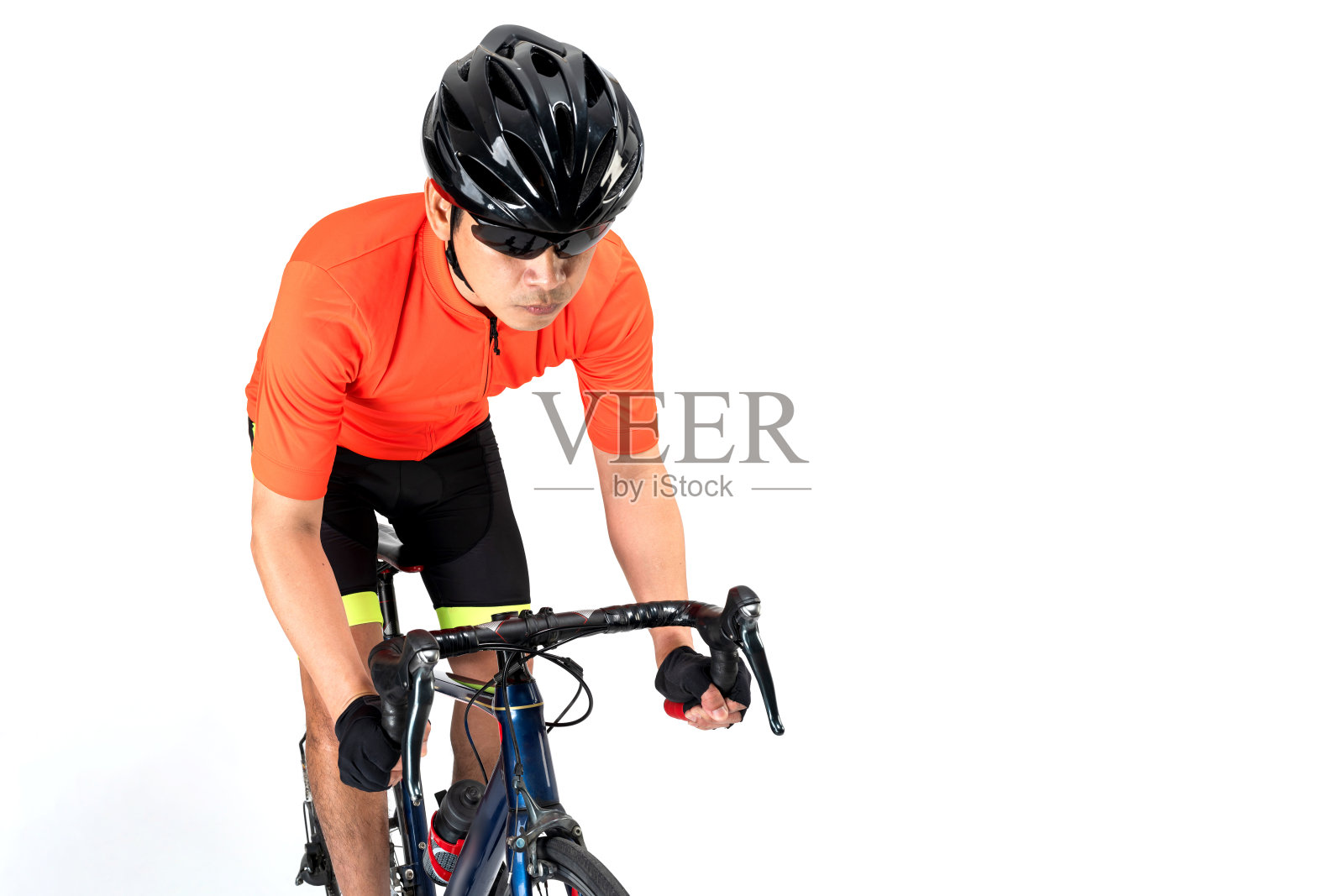 戴着头盔和太阳镜骑自行车的人照片摄影图片