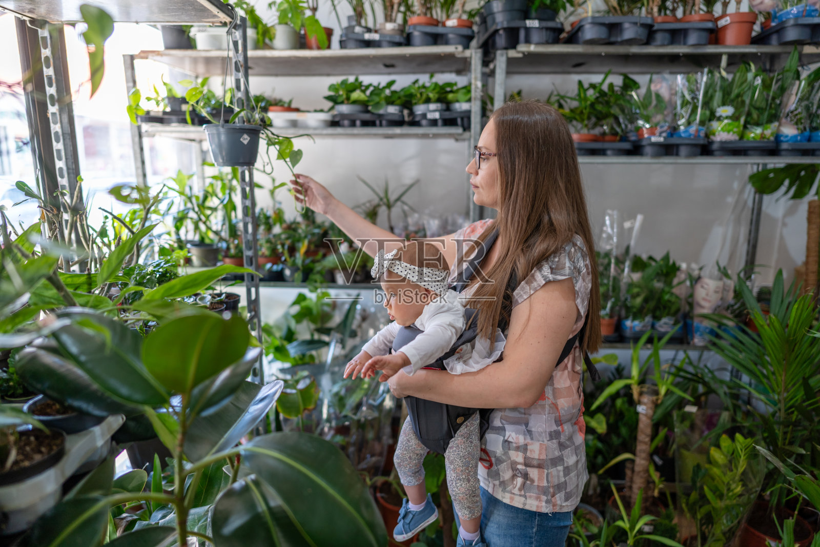 和我女儿在植物店里照片摄影图片