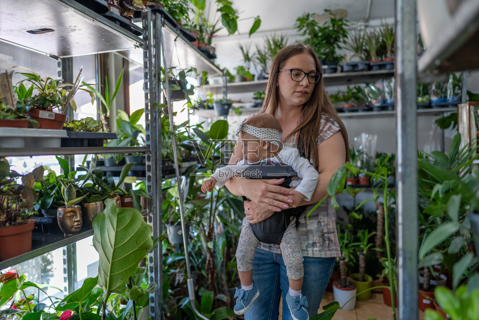 和我女儿在植物店里照片摄影图片