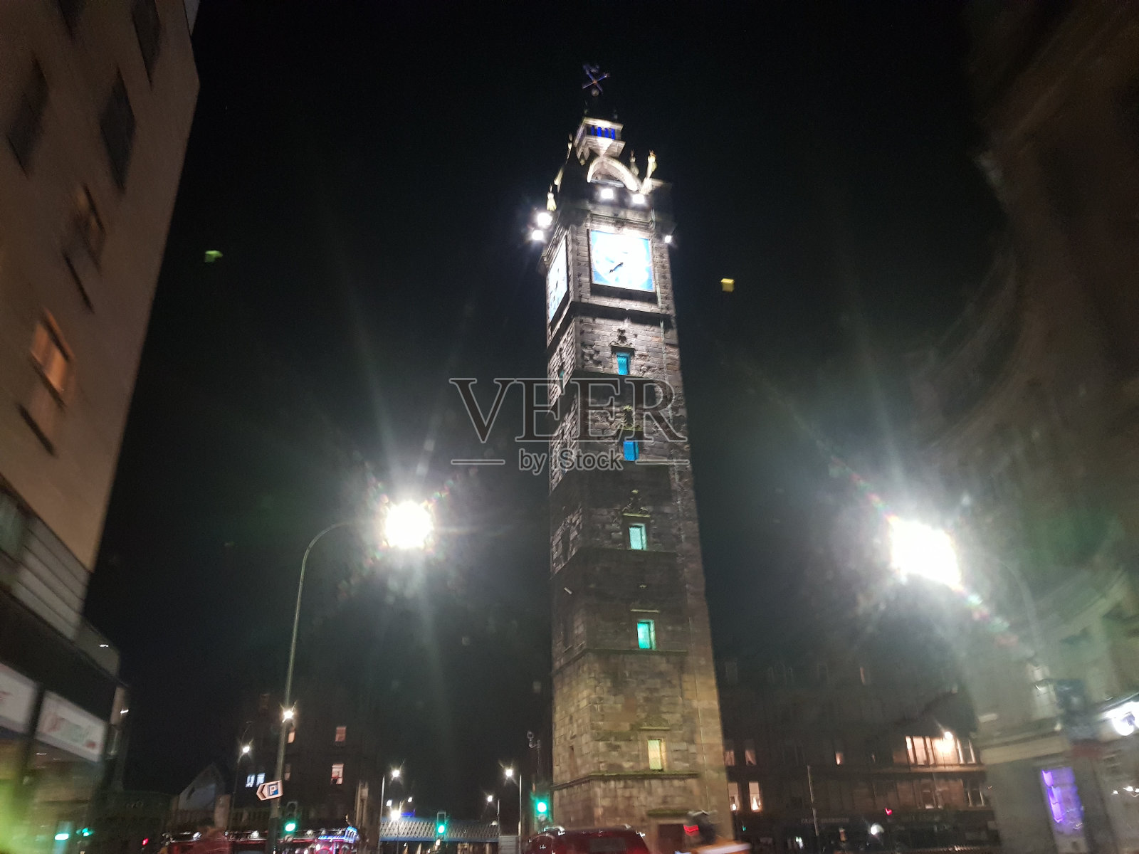 老托尔布斯尖塔和夜晚的钟，高街，苏格兰格拉斯哥，英格兰照片摄影图片