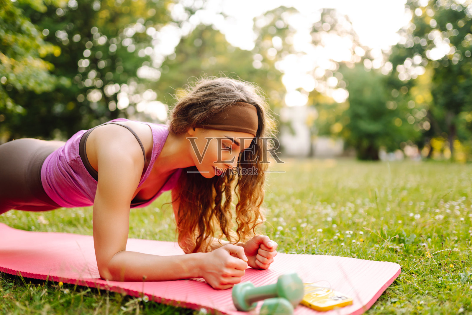 年轻女子在公园里做瑜伽，做运动。照片摄影图片