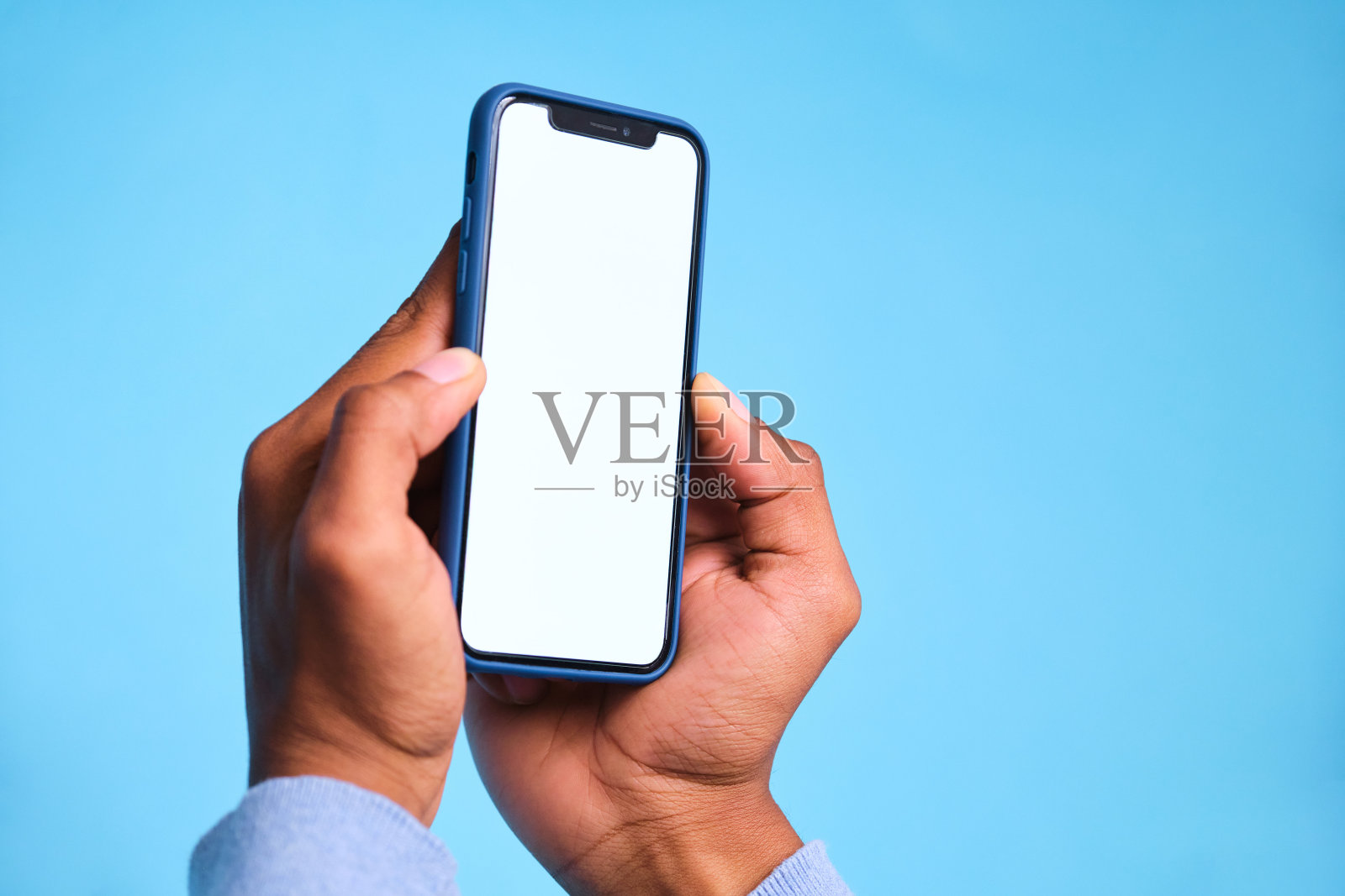 一个人拿着黑屏的手机。照片摄影图片