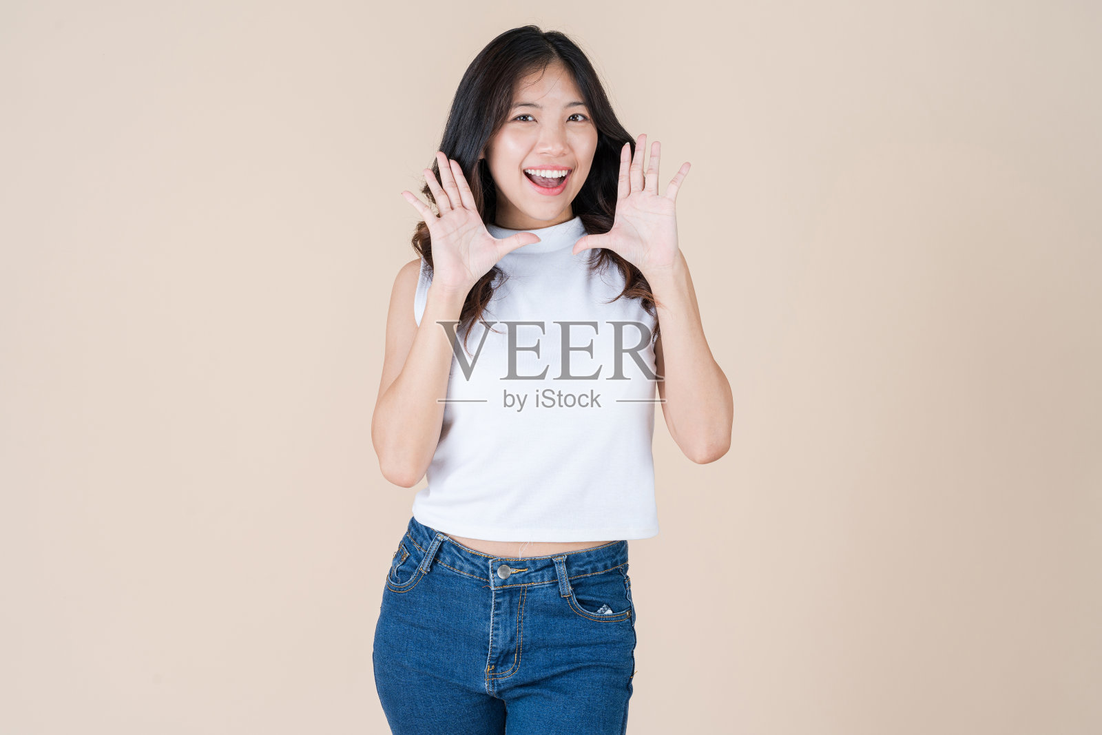 美丽的女人，眼中充满乐趣和幸福照片摄影图片