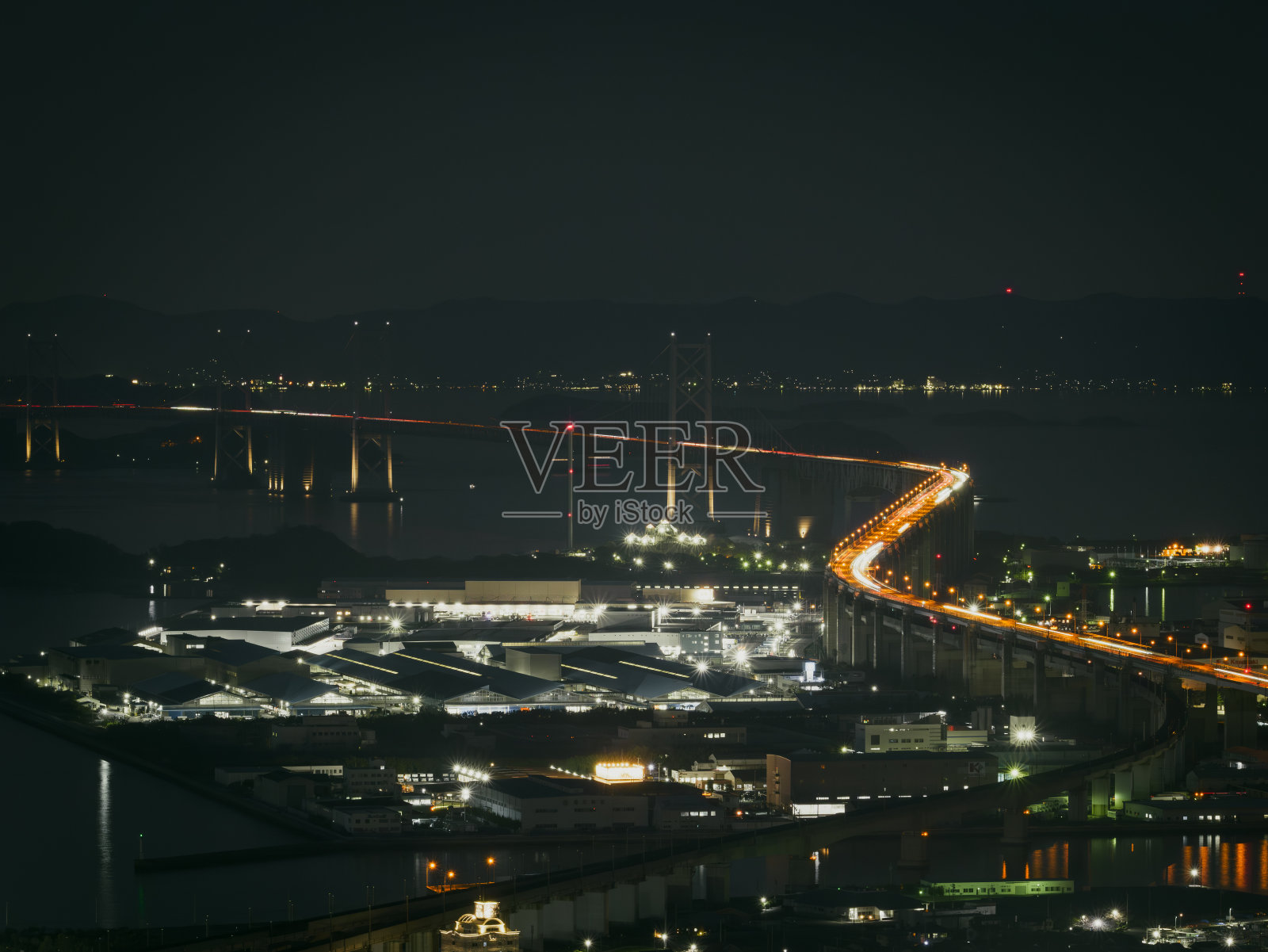 夜晚海边的城市俯视图，日本香川县堺市的大濑户大桥，旅游或景观照片摄影图片