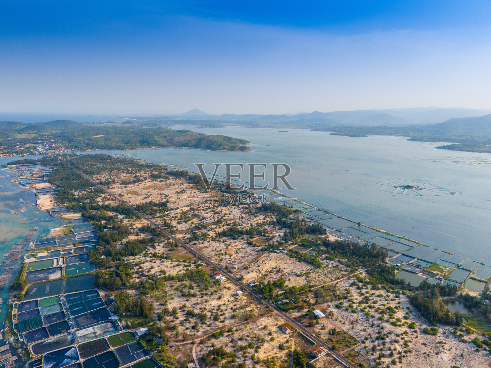 鸟瞰日落中的欧伦泻湖，越南富颜省照片摄影图片