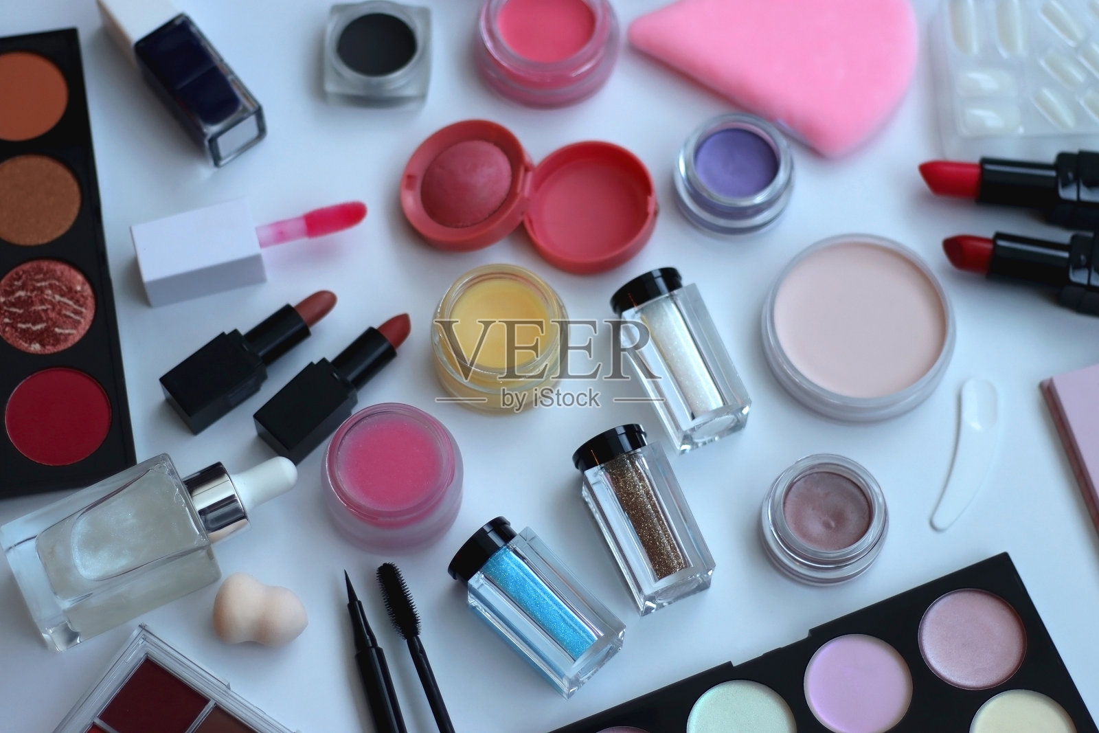 白色背景上的各种美容产品照片摄影图片