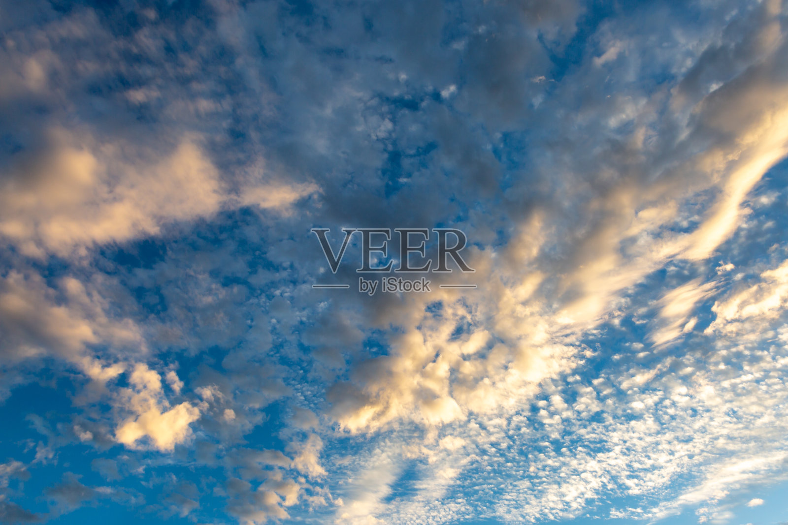 仰望蓝天白云，伴着晚霞照片摄影图片