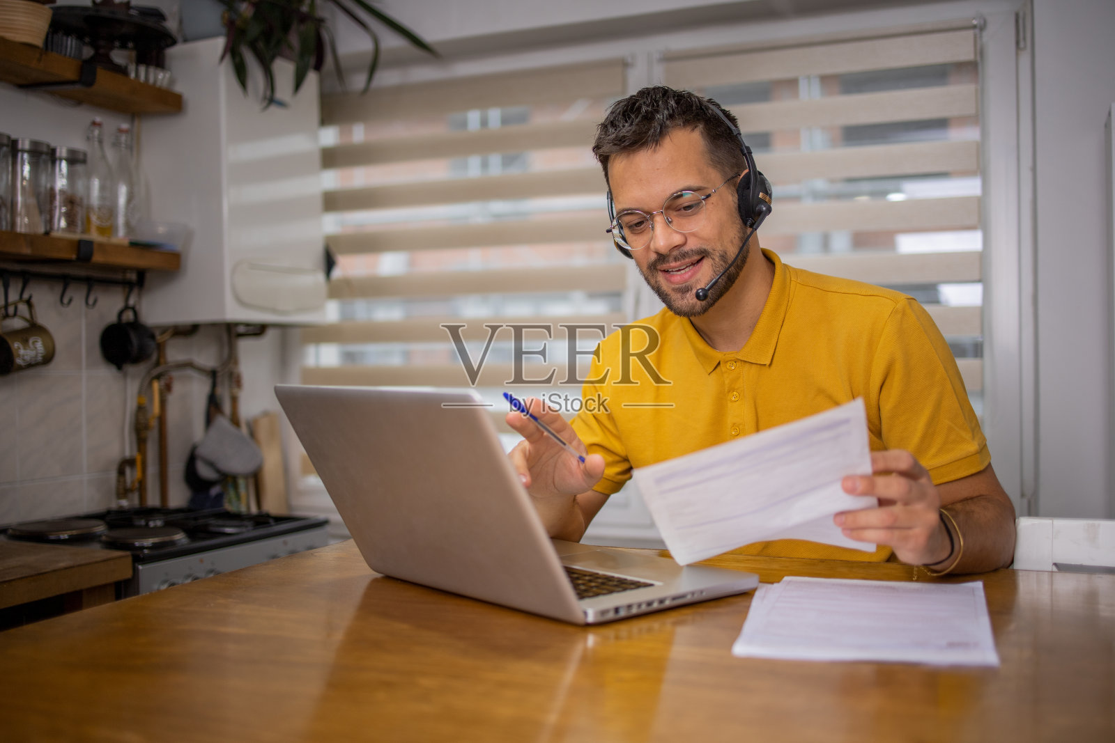 一个人正在用笔记本电脑工作照片摄影图片