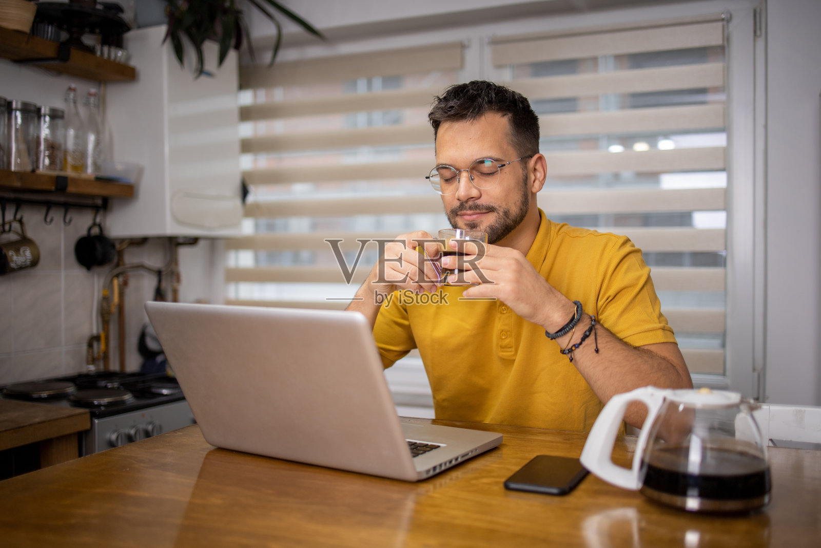 商人正在公寓里用笔记本电脑工作照片摄影图片