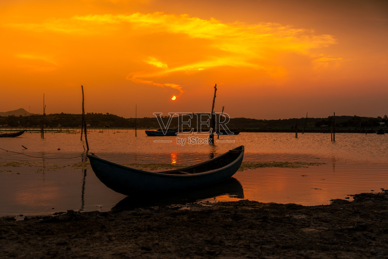 日落时分，越南富颜省O Loan泻湖上的传统船只照片摄影图片
