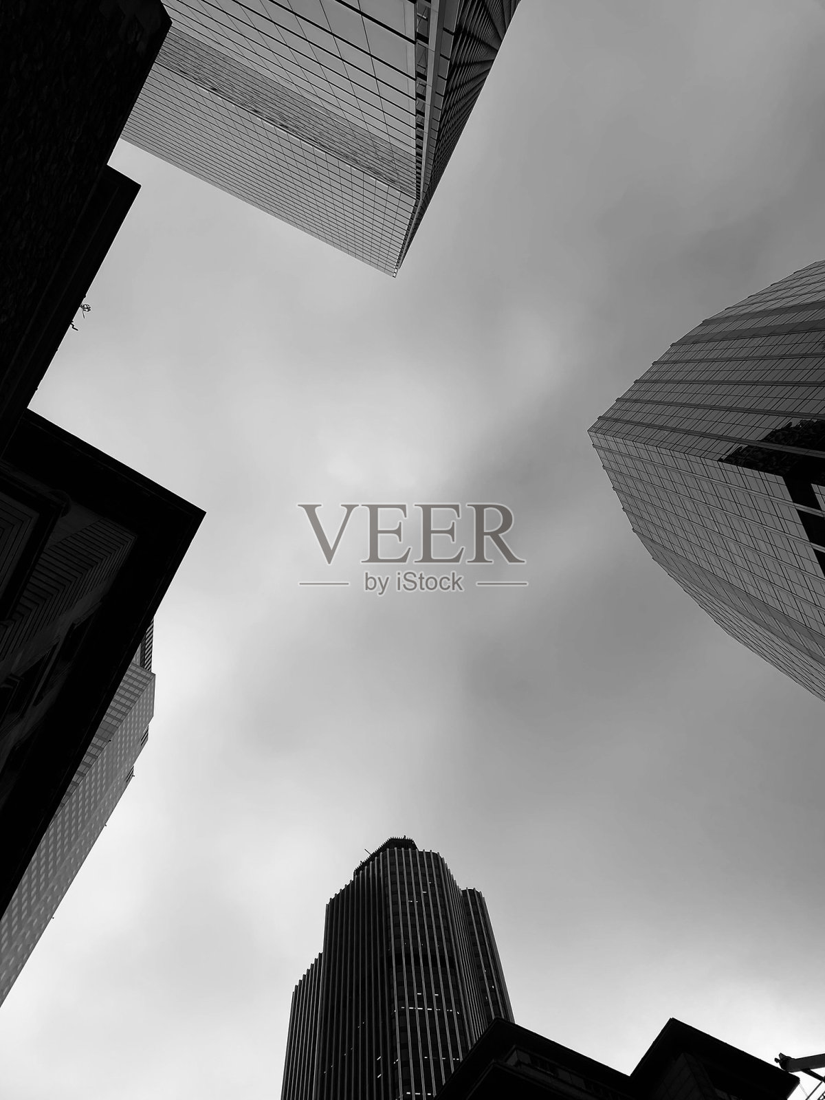 黑白摩天大楼向上看照片摄影图片