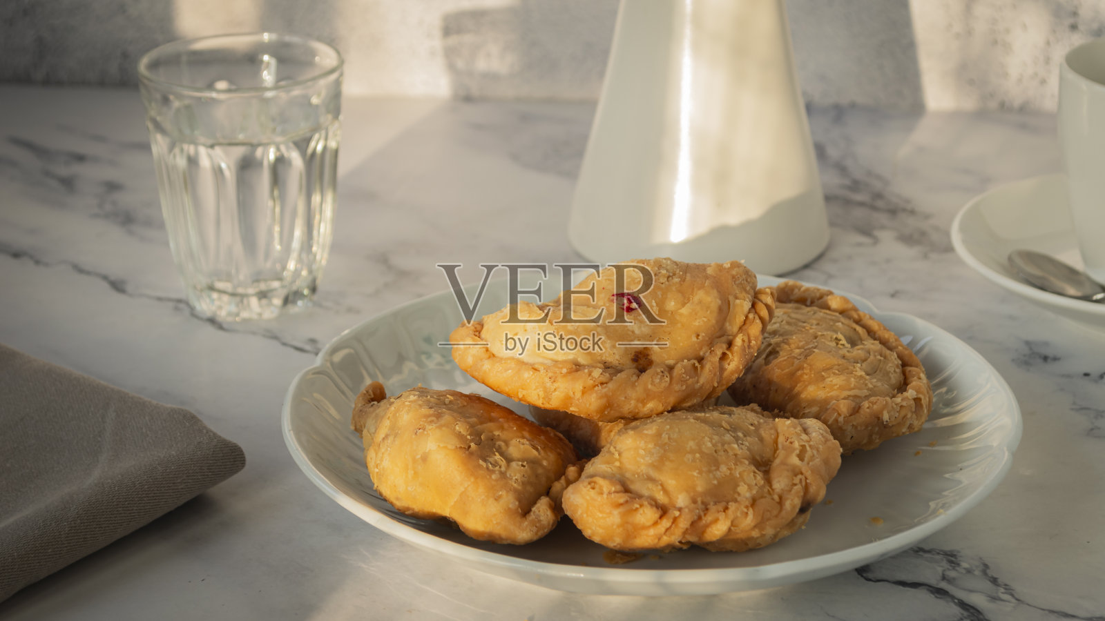 咖喱泡芙里塞满了鸡肉照片摄影图片