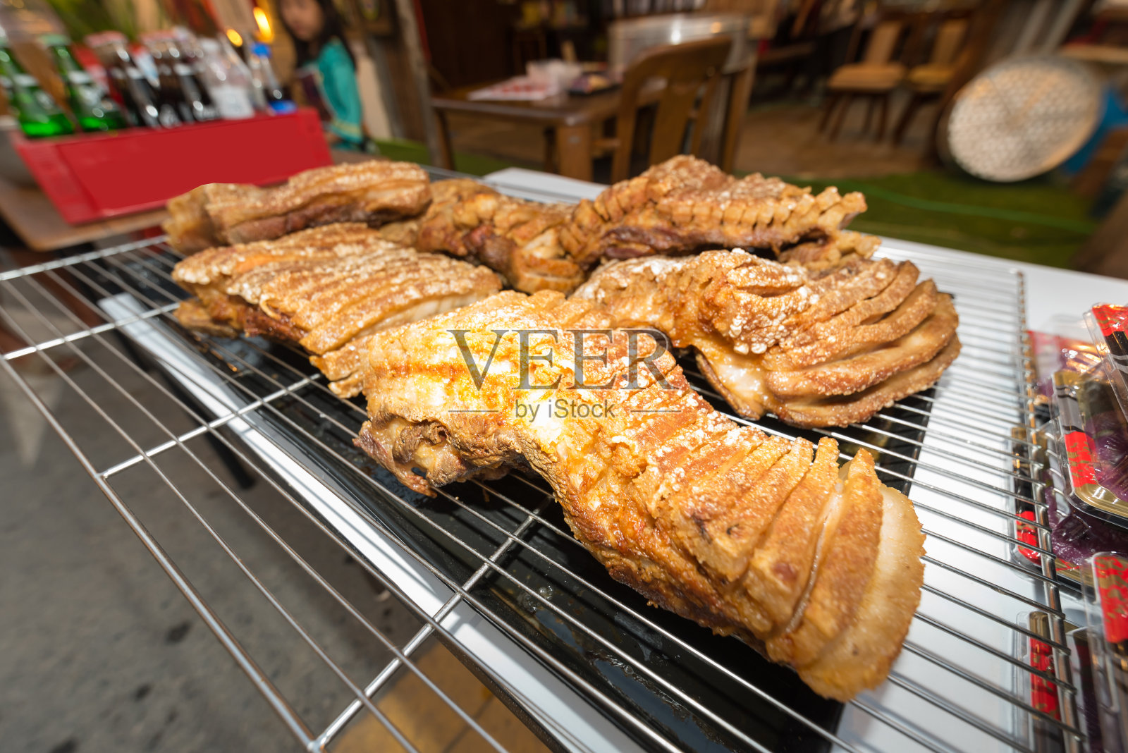 街市上的大尺寸脆皮猪肉特写照片摄影图片