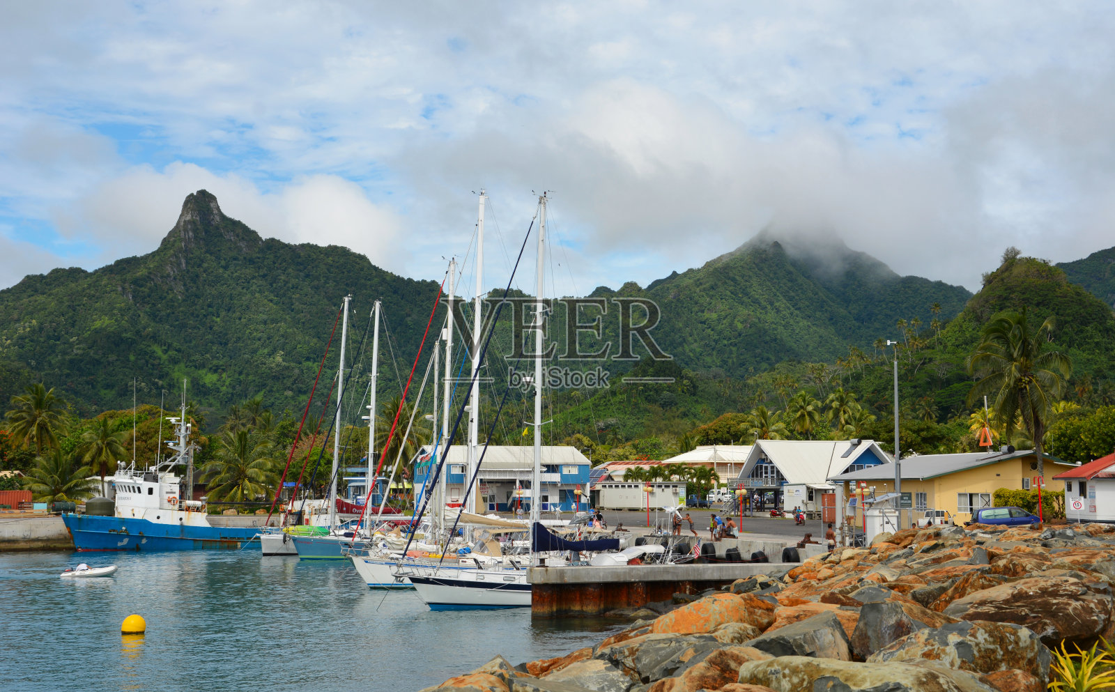 南太平洋库克群岛首府拉罗汤加的阿瓦鲁阿瓦提乌港的景色。照片摄影图片