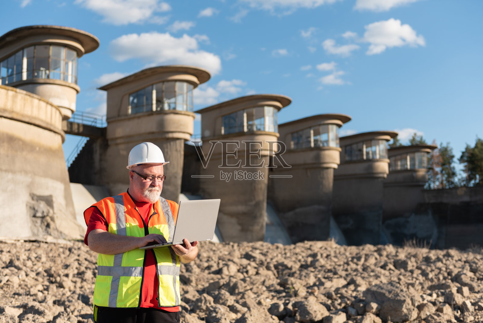 在水电站工作的高级工程师照片摄影图片