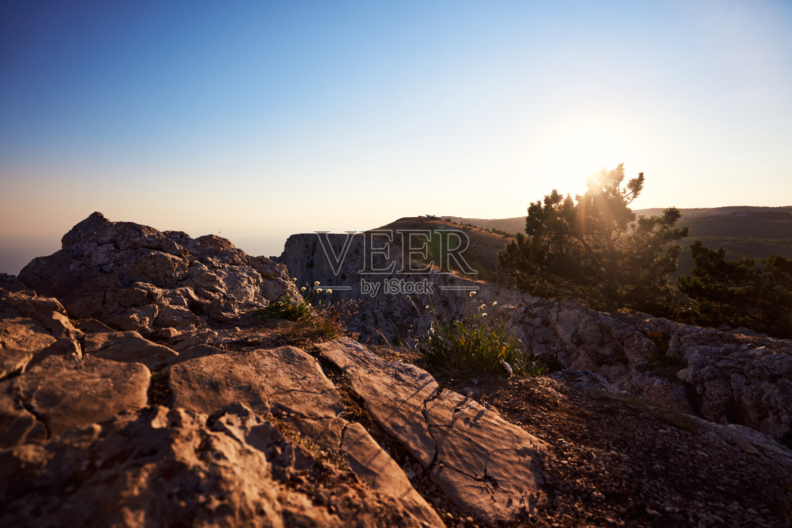 日落时分山顶的徒步小径照片摄影图片