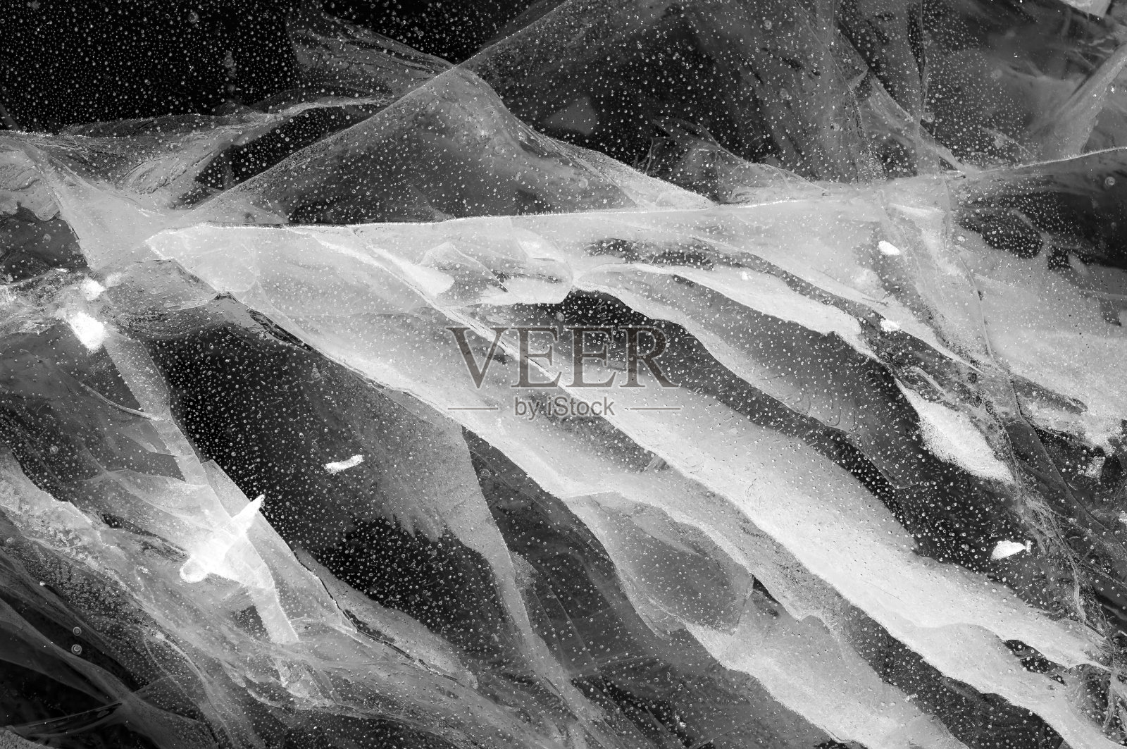 冰冻湖上的冰照片摄影图片