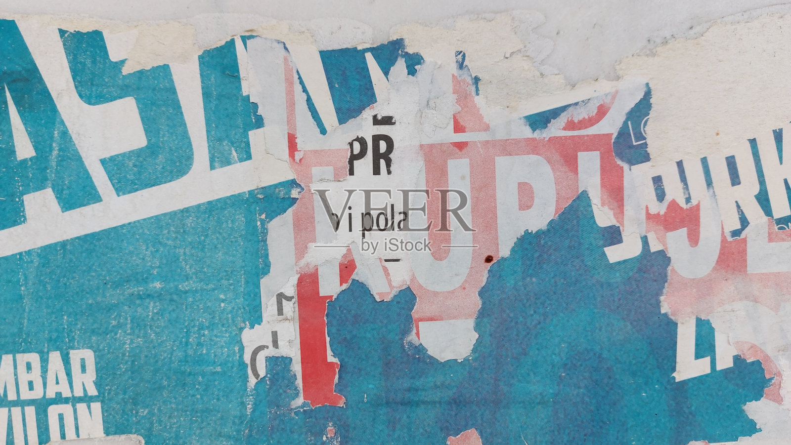 破旧的街头海报背景，凌乱的风化纸拼贴照片摄影图片