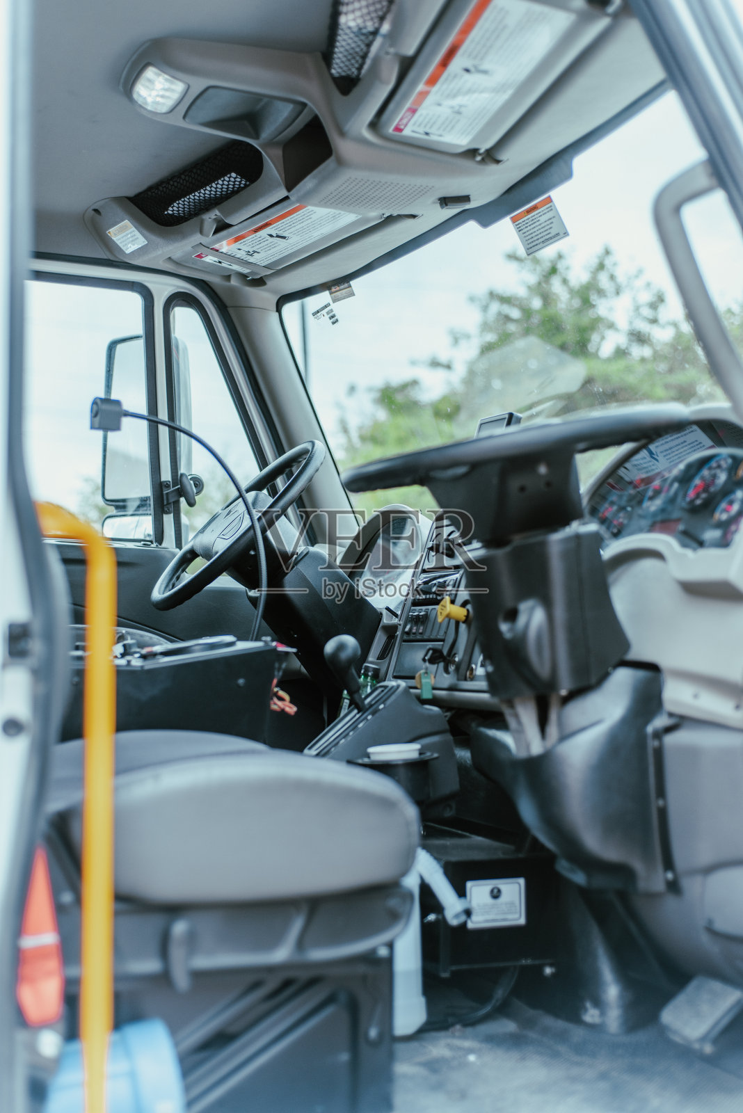 现代四轮机械扫把清扫车采用两个方向盘进行双重控制，驾驶室配备完全双轨制操作，从最靠近街道的一侧进行优化清扫照片摄影图片