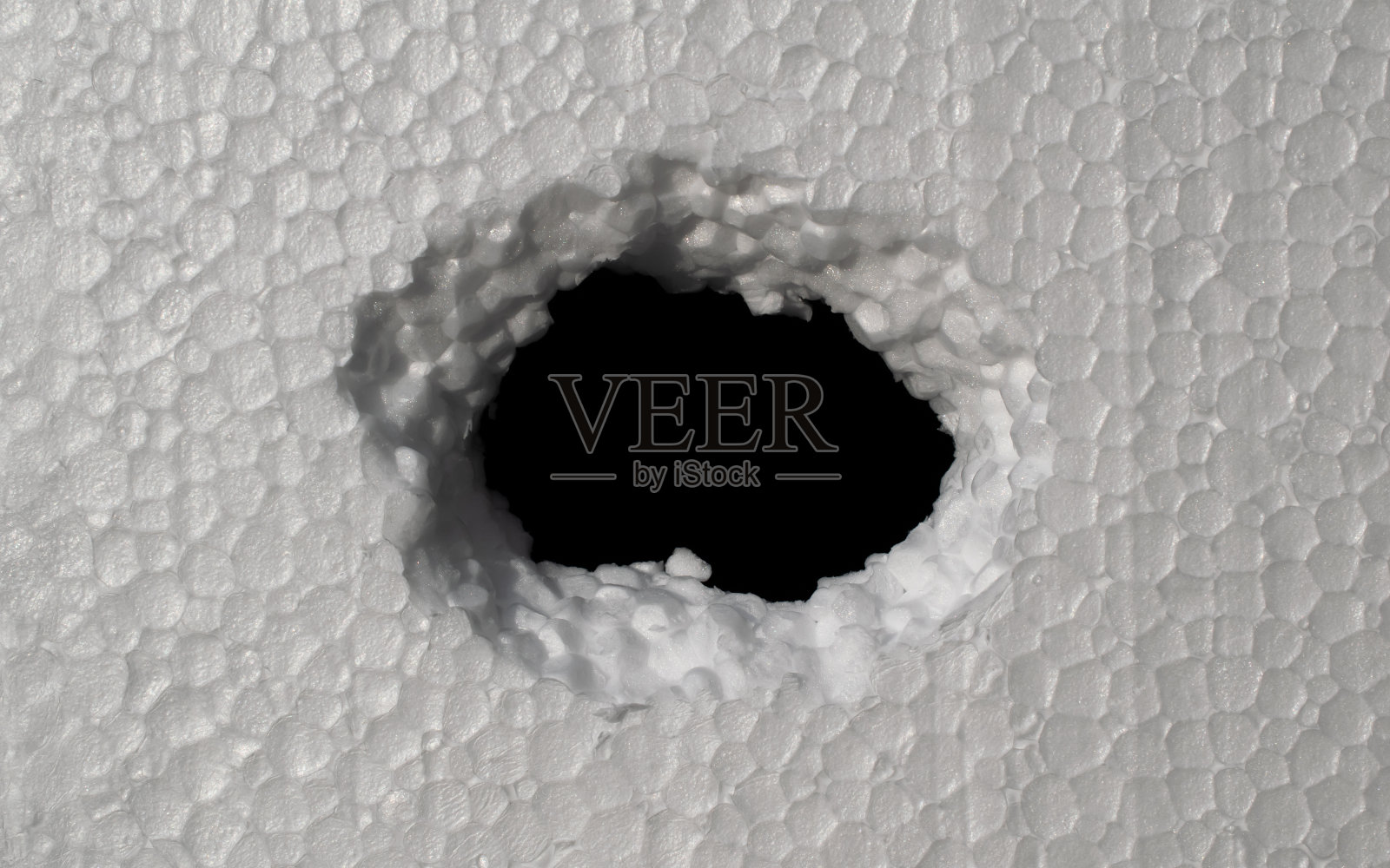 白色泡沫塑料里的黑洞照片摄影图片