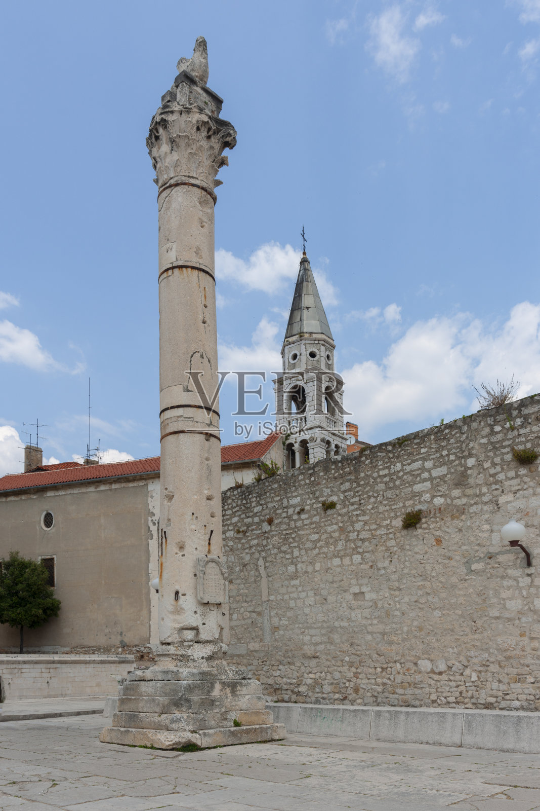 中世纪扎达尔罗马广场上的耻辱柱。照片摄影图片